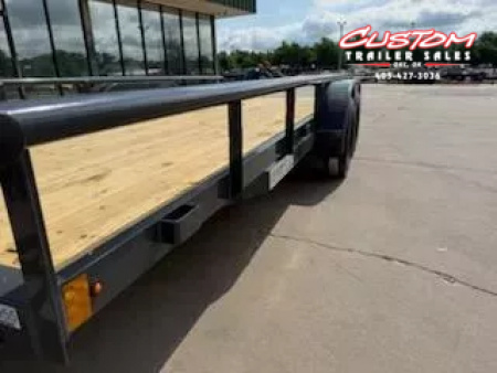 New #142955 2025 LAMAR UC 18 X 83 TANDEM AXLE PIPE TOP 7K UTILITY W/ 2' DOVE & SLIDE IN RAMPS