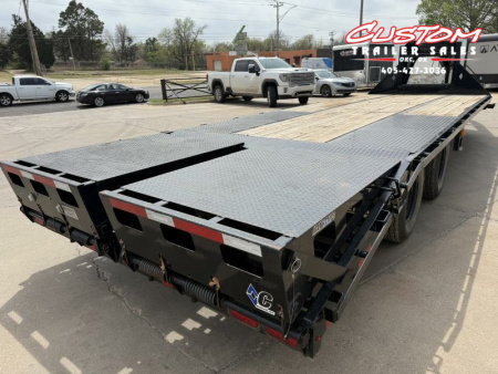 Used #242638 USED 2021 DIAMOND C FMAX210 25 X 102 DUAL TANDEM AXLE 20K FLATBED GOOSENECK W/ MAX RAMPS