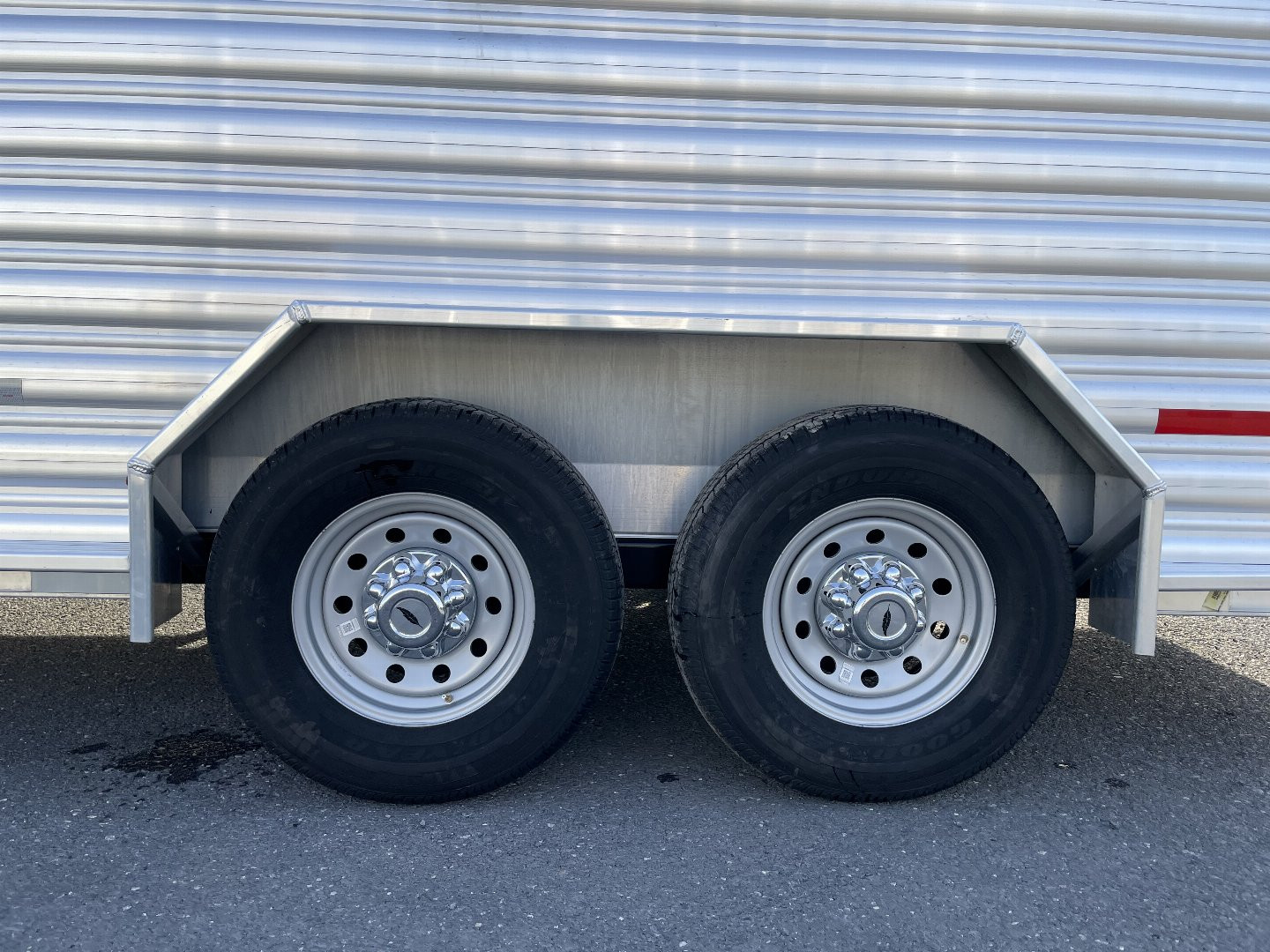 New 2025 Featherlite 8127- 7'6"x24'x6'6" Livestock Trailer