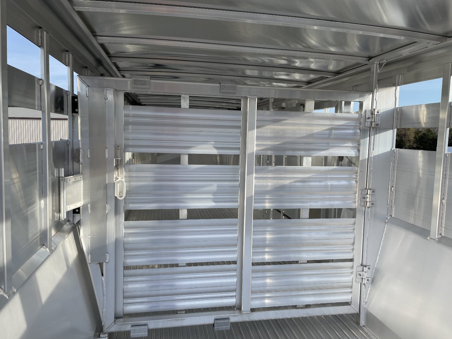 New 2025 Featherlite 8127- 7'6"x24'x6'6" Livestock Trailer