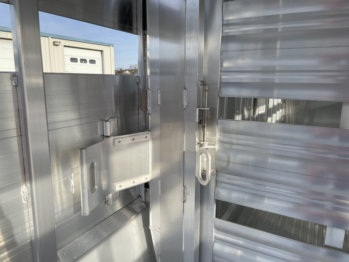 New 2025 Featherlite 8127- 7'6"x24'x6'6" Livestock Trailer