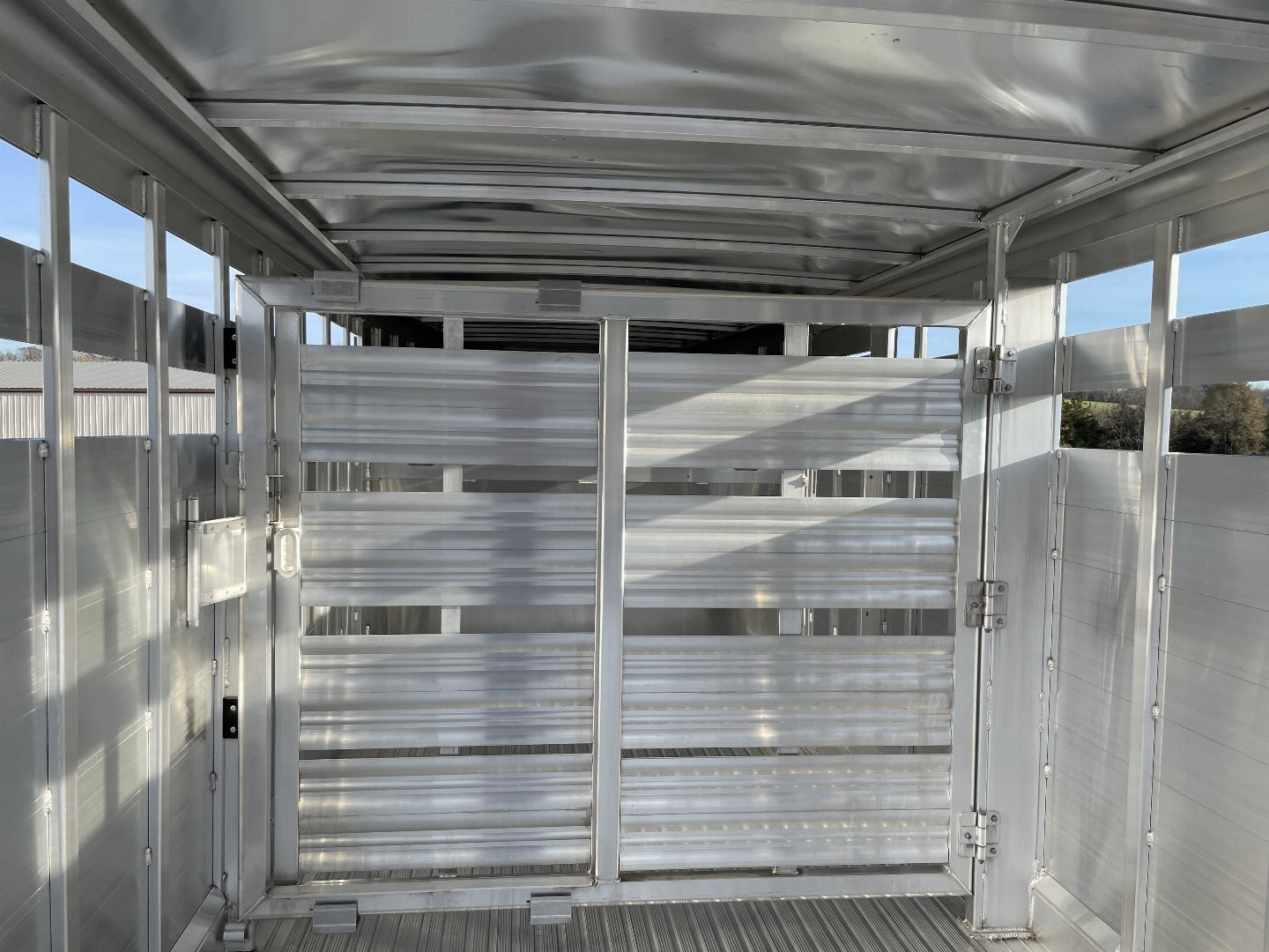 New 2025 Featherlite 8127- 7'6"x24'x6'6" Livestock Trailer