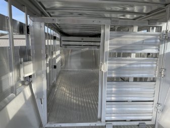 New 2025 Featherlite 8127- 7'6"x24'x6'6" Livestock Trailer