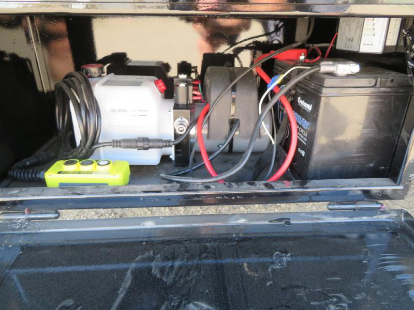 New 2025 PJ Trailers 32 Low Profile LD GN Power Tail Trailer