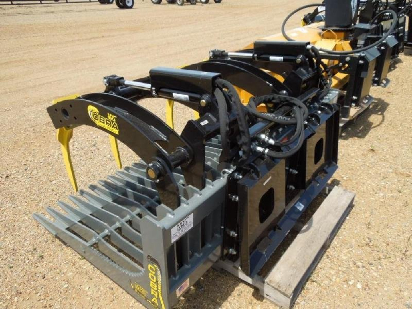 New MDS Cobra Brush Master + Brush Bucket for Loader