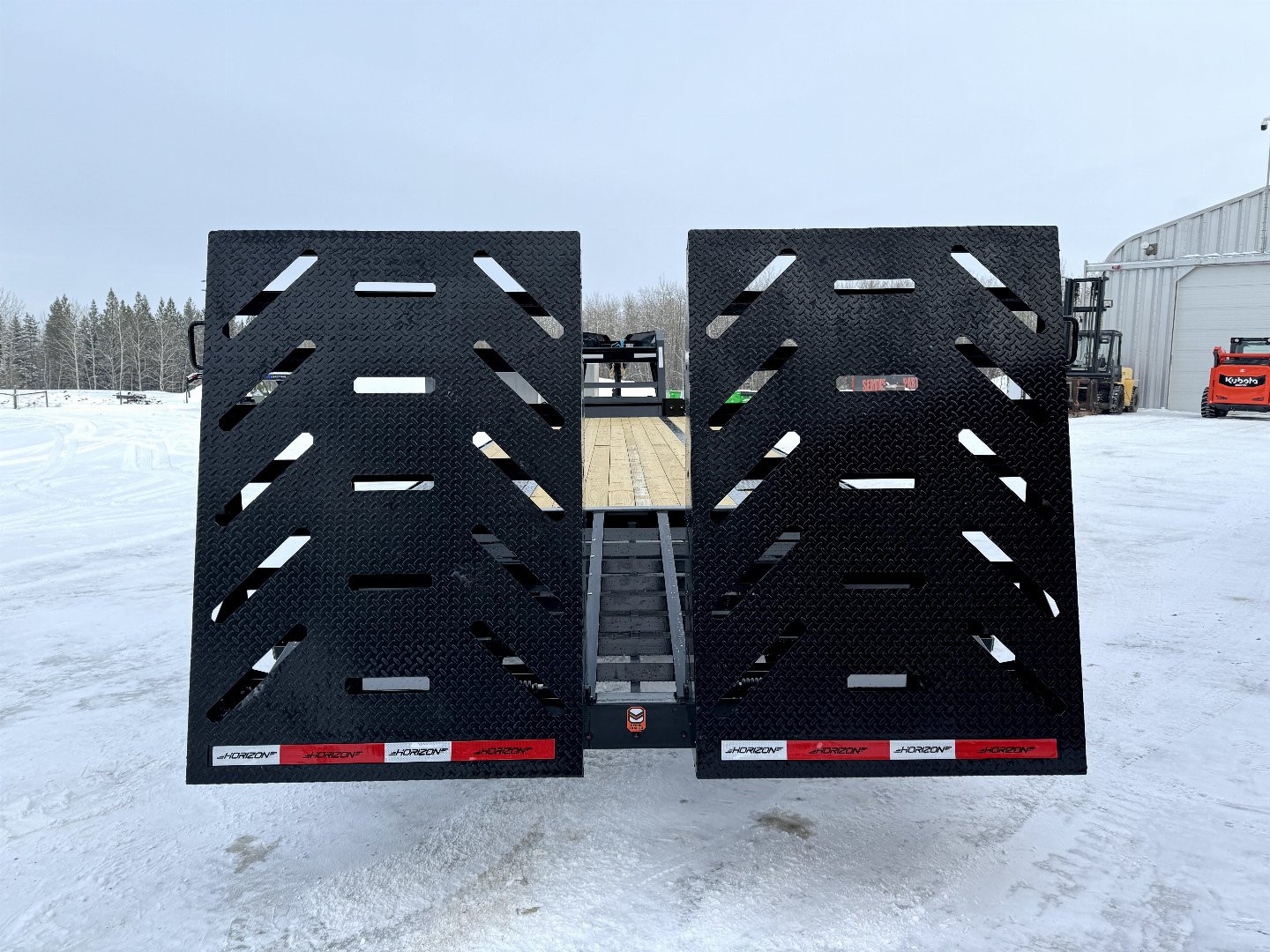 New 2025 HORIZON TRAILERS 102''X 30' LOW-PRO GOOSE W/ MOUNTAIN RAMPS 22400LB GVW