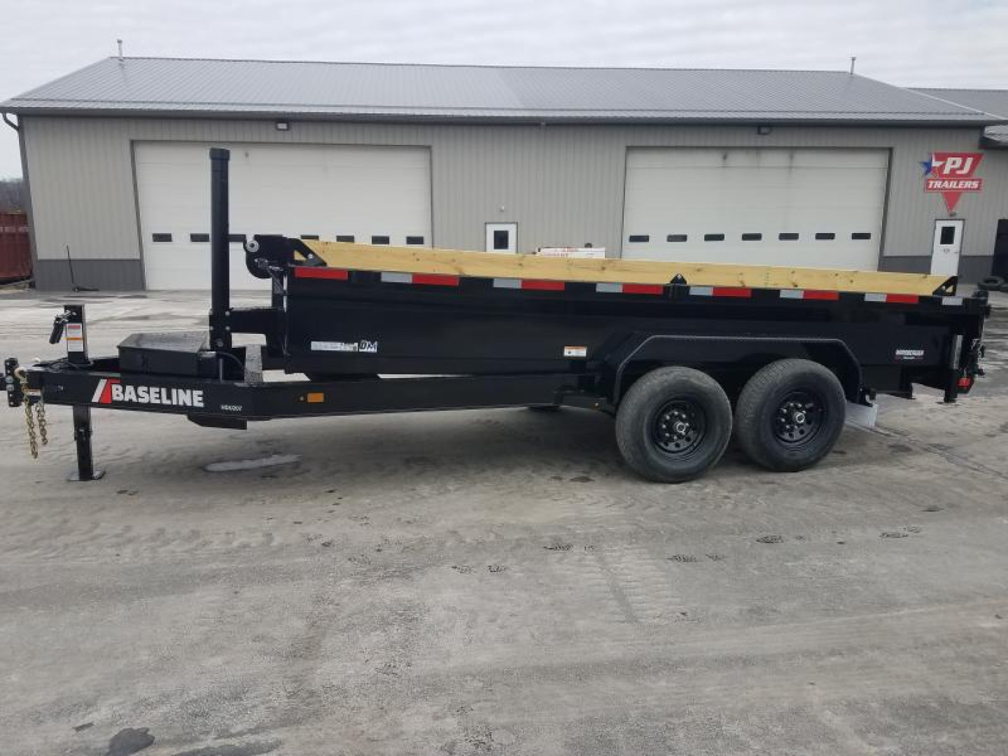 New 2025 Diamond C Trailers HDU207 16X82