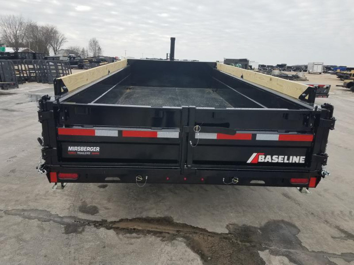 New 2025 Diamond C Trailers HDU207 16X82