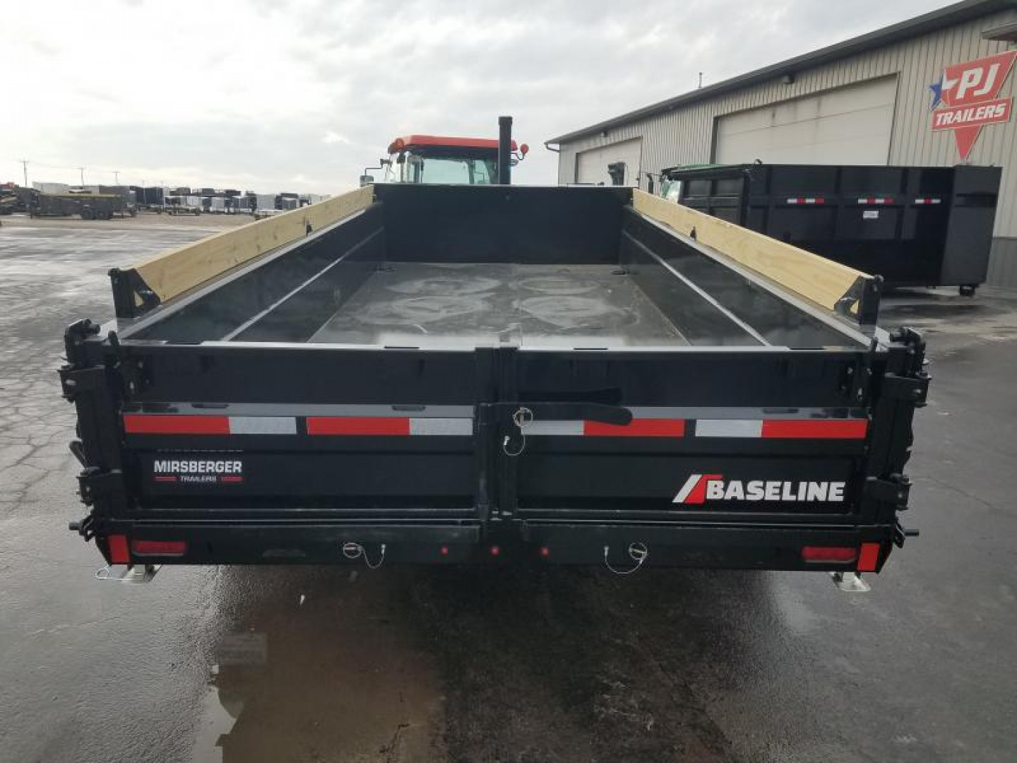 New 2025 Diamond C Trailers HDU207 16X82