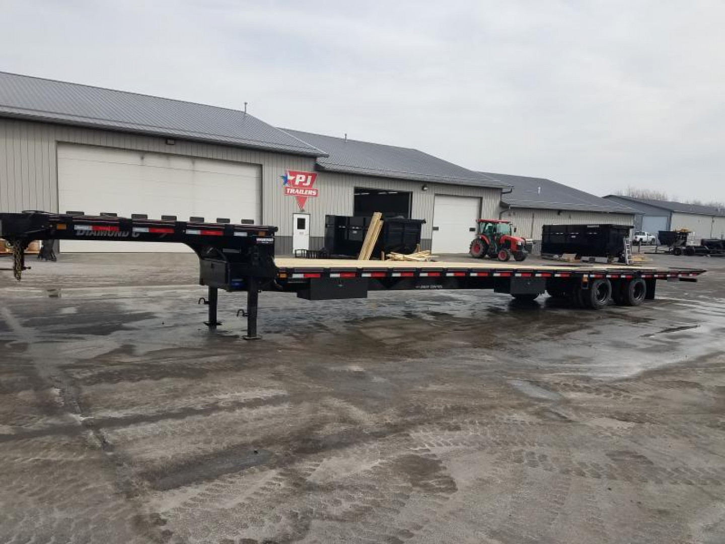 New 2025 Diamond C Trailers SDX216 43X102HDT