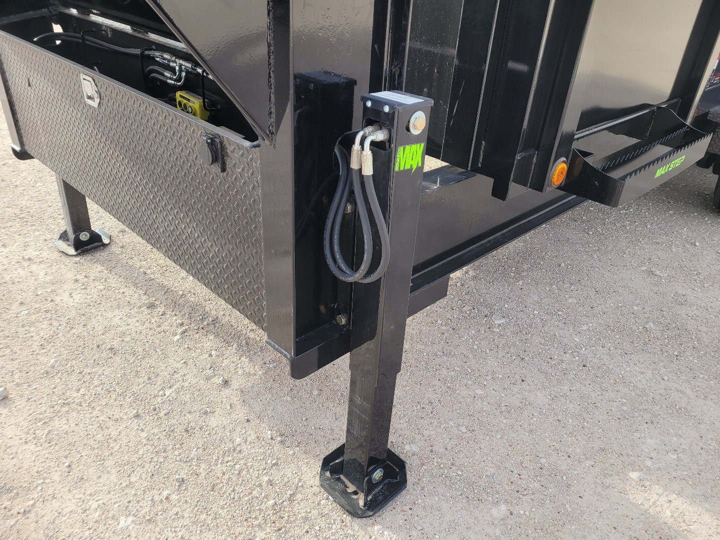 New 2025 Load Trail 16' 20K Gooseneck Dump w/ 48" Sides/ Hydraulic Jacks and Remote