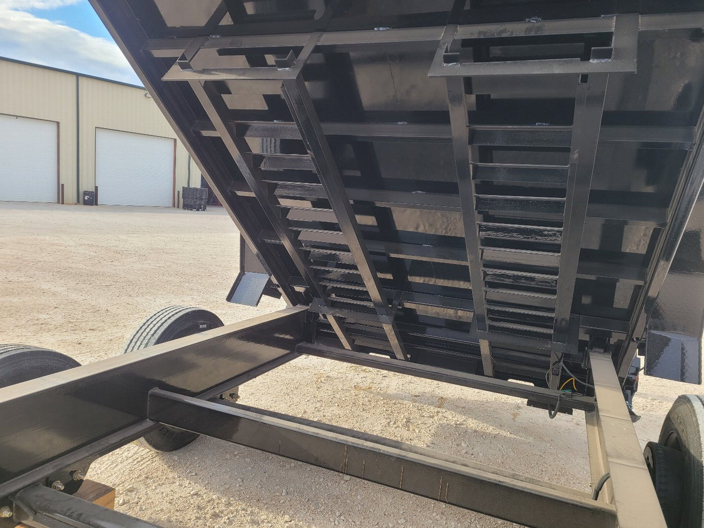 New 2025 Load Trail 16' 20K Gooseneck Dump w/ 48" Sides/ Hydraulic Jacks and Remote