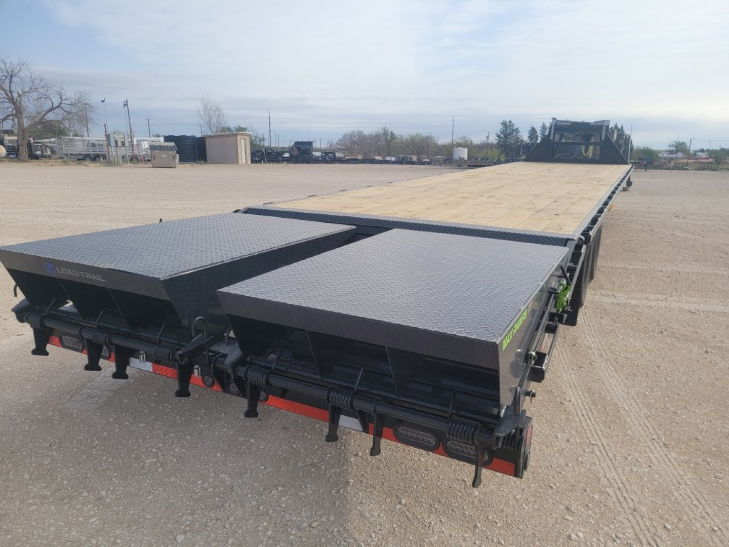 New 2025 Load Trail 40' 25,900 Gvw Gooseneck w/ EOH brakes and Max Ramps