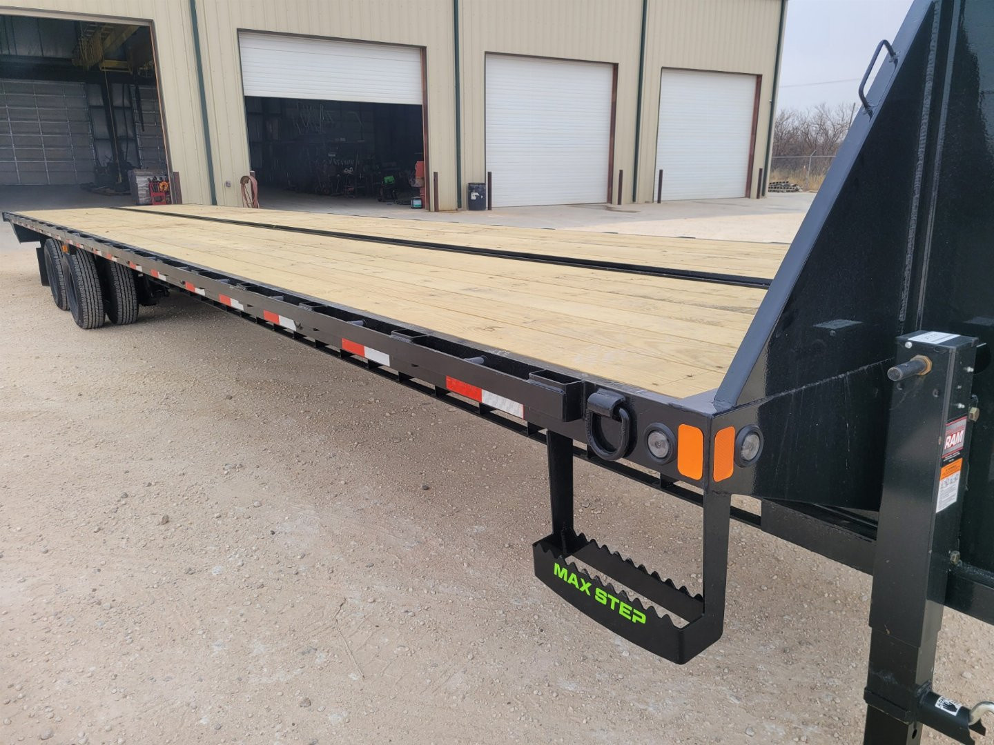 New 2025 Load Trail 40' 25,900 Gvw Gooseneck w/ EOH Disc Brakes