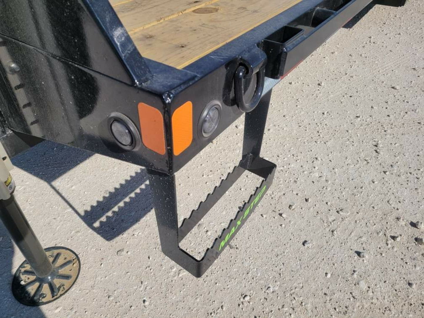 New 2025 Load Trail 32' 25900 GVW EOH Brakes Gooseneck w/ Hydraulic Dovetail and Jacks