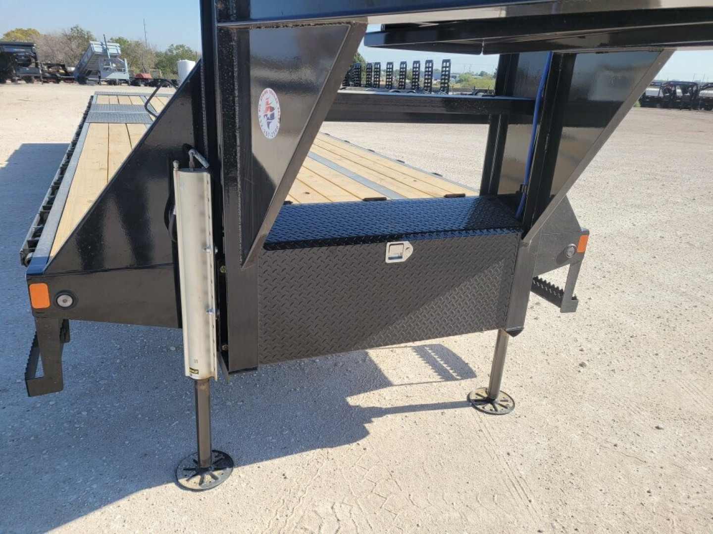 New 2025 Load Trail 32' 25900 GVW EOH Brakes Gooseneck w/ Hydraulic Dovetail and Jacks