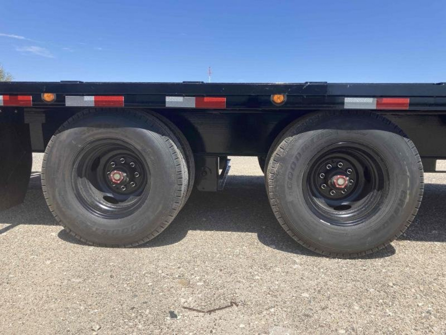 New 2024 LOAD TRAIL 40' 25,900 GVW AIR RIDE GOOSENECK W/ LIFT AXLE