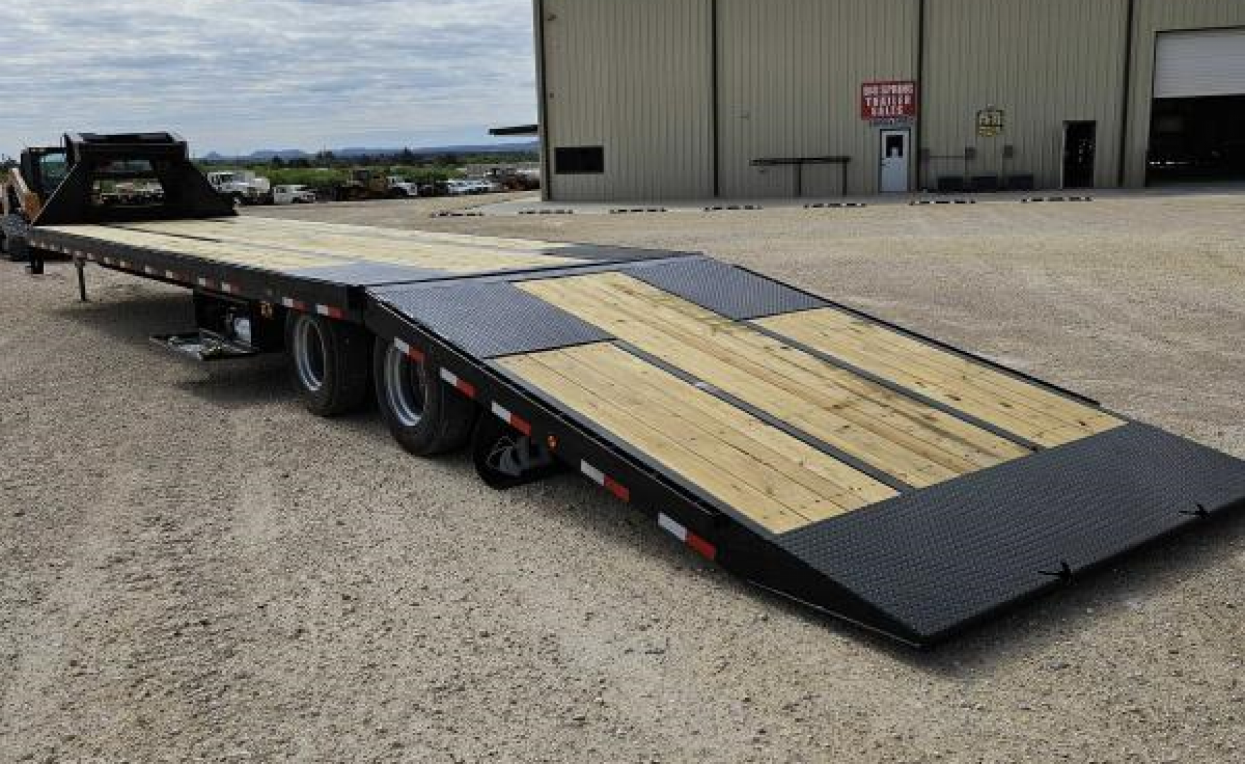 New 2024 Load Trail 40' 40K Hydraulic Dovetail w/ Hydraulic Jack