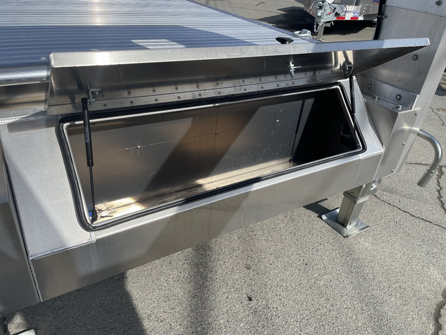 New 2025 EBY Trailers GN16 Deckover Trailer