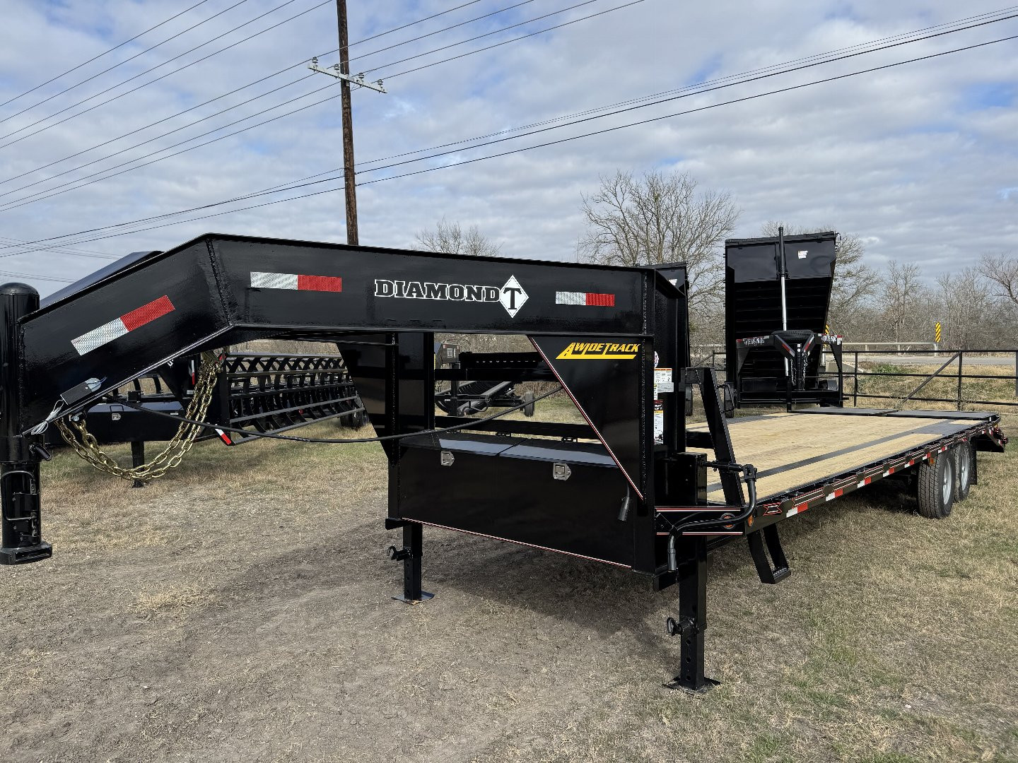 New 2025 Diamond T 10228SWF Deckover Trailer