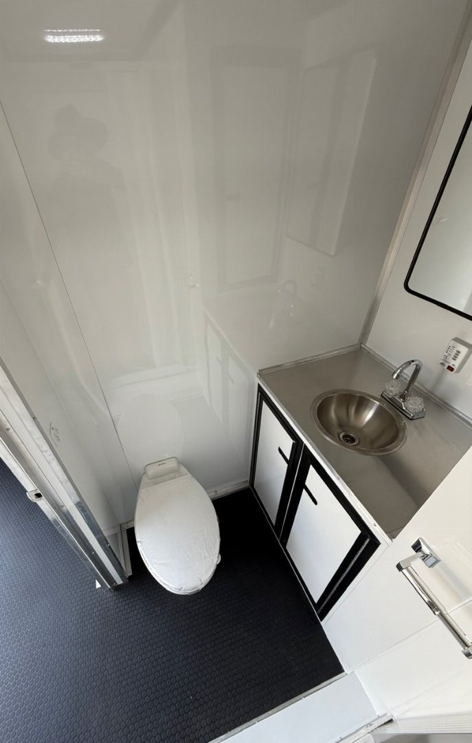 New 2025 RC Trailers 8.5x44 Race Trailer with Bathroom