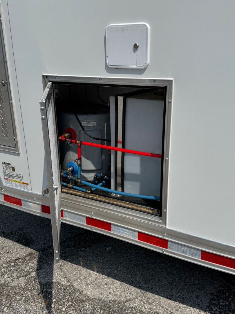 New 2025 RC Trailers 8.5x44 Race Trailer with Bathroom