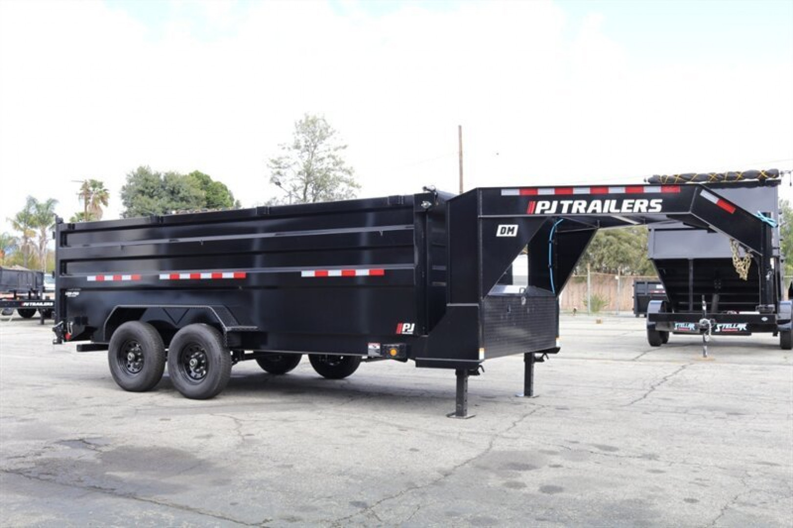 New 2025 PJ Trailers DM162 Dump Trailer