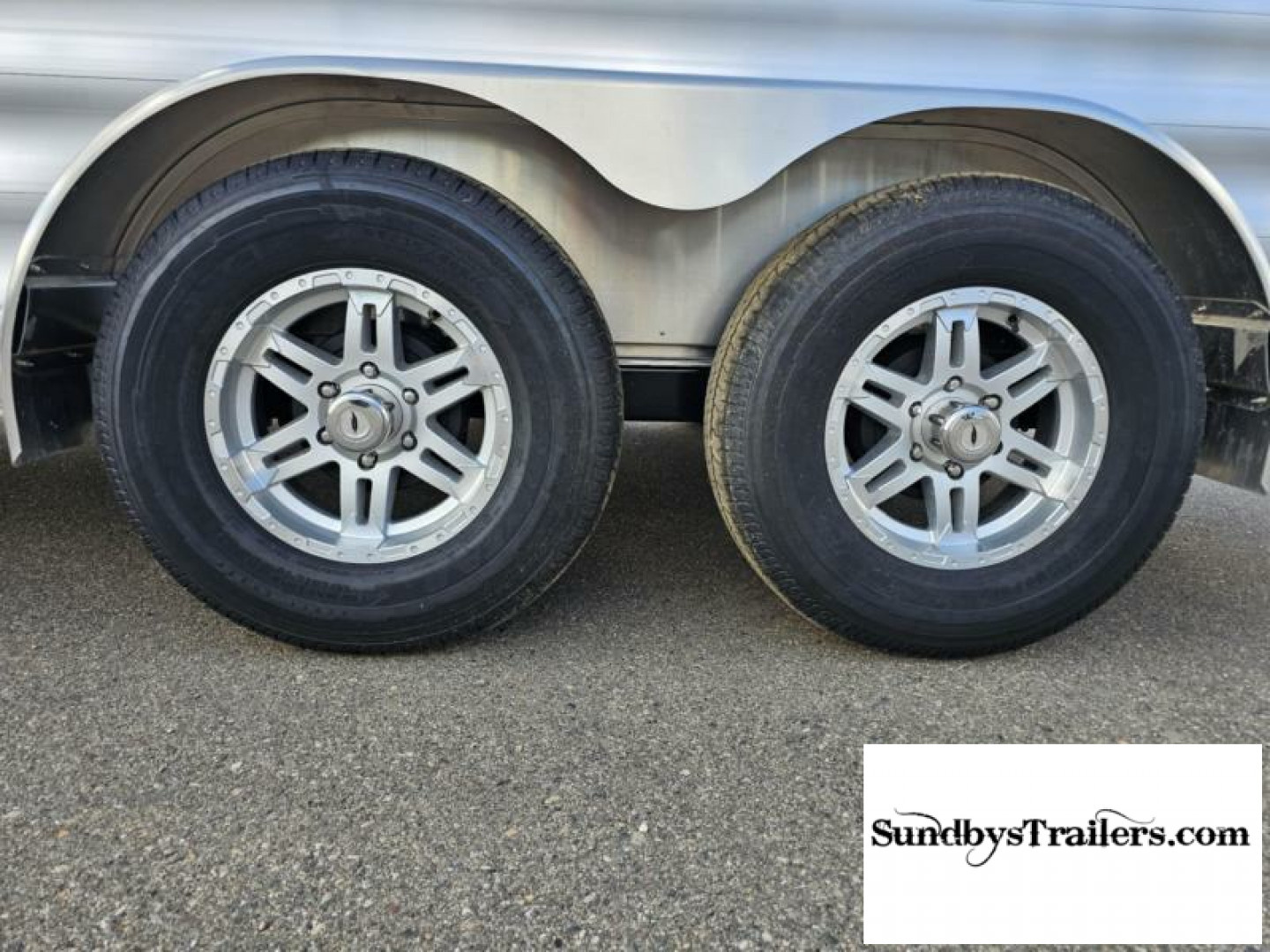 New 2024 Featherlite 2H Slant 24" DR Horse Trailer