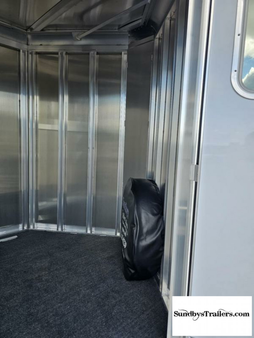 New 2024 Featherlite 2H Slant 24" DR Horse Trailer