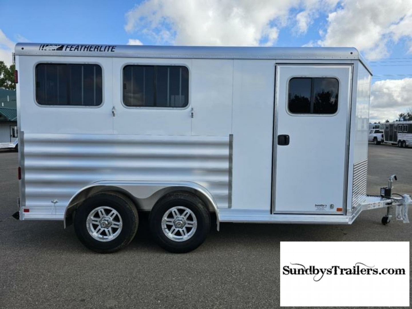 New 2024 Featherlite 2H Slant 24" DR Horse Trailer
