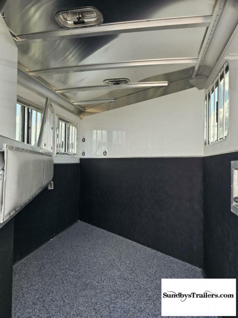 New 2024 Featherlite 2H Slant 24" DR Horse Trailer