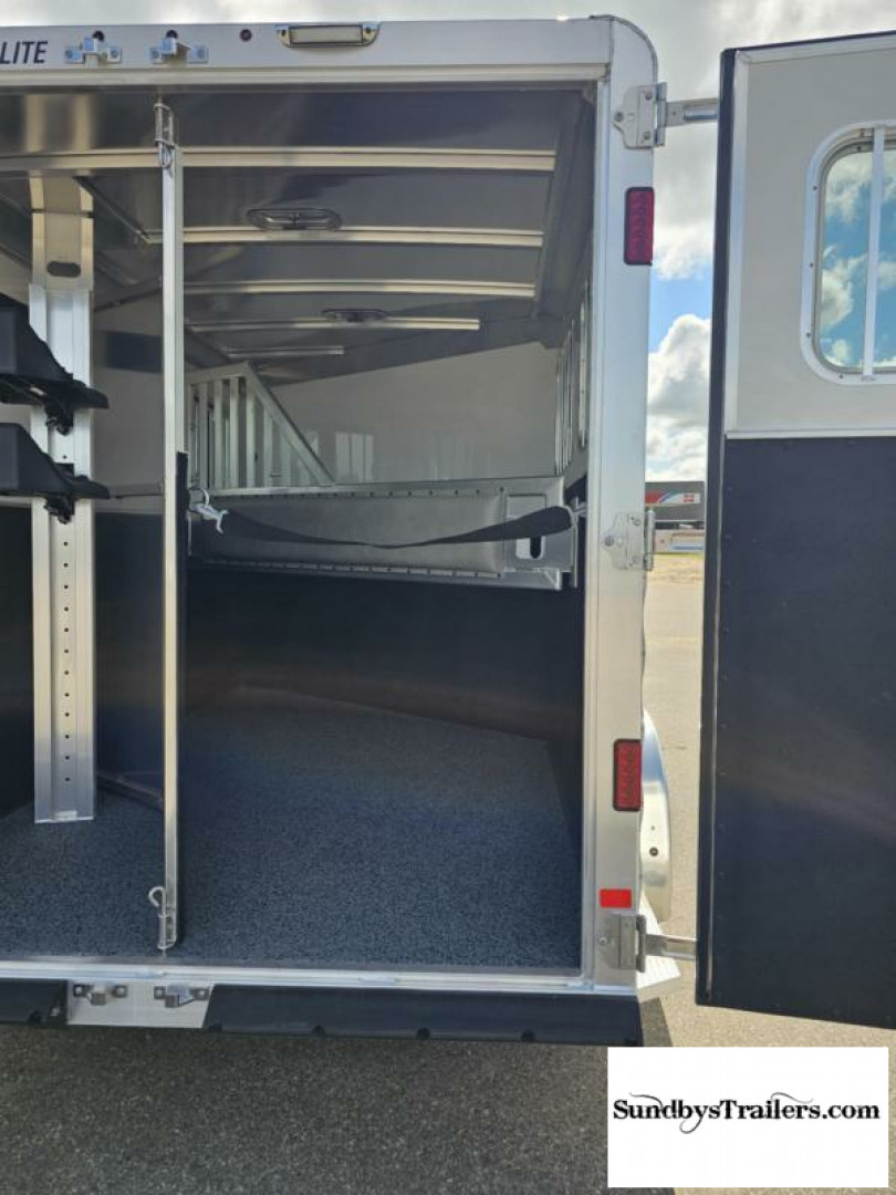 New 2024 Featherlite 2H Slant 24" DR Horse Trailer