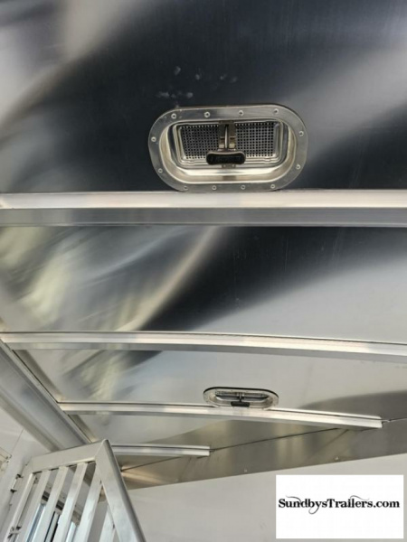 New 2024 Featherlite 2H Slant 24" DR Horse Trailer