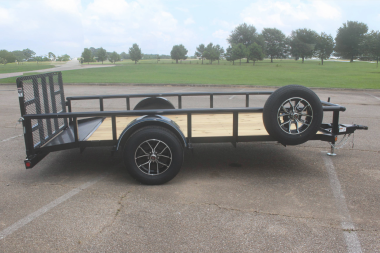 New 2025 Top Hat 12X77 DERBY SR PIPE W/2' DOVE TAIL & 3' TAILGATE Utility Trailer