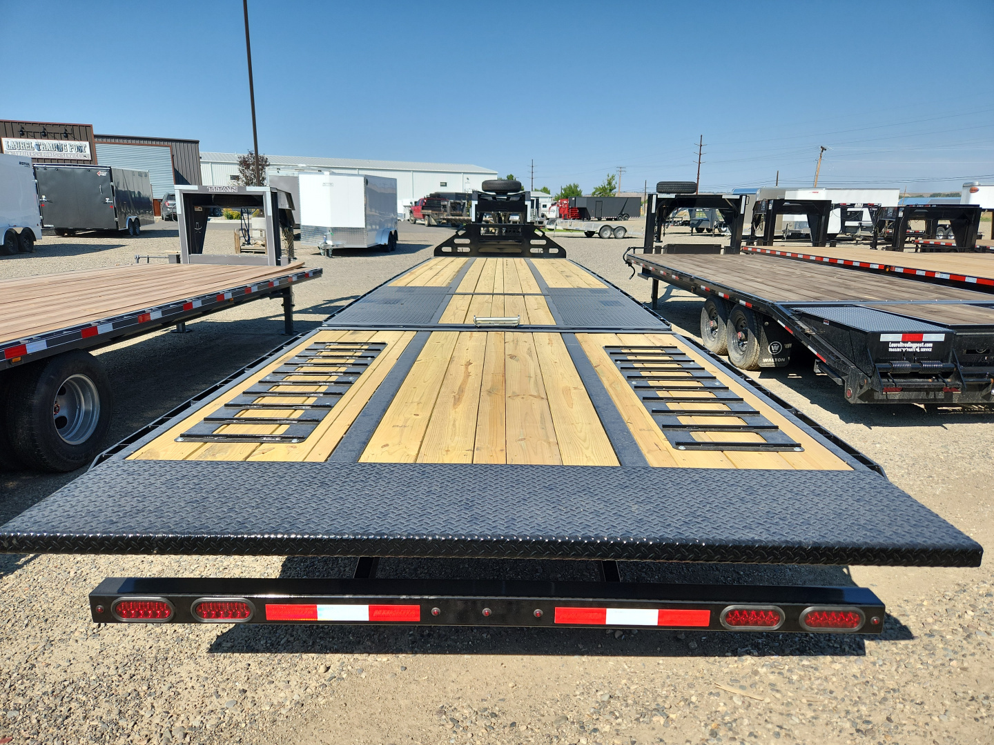 New 2026 Midsota 36' GN W HYDRAULIC TAIL Flatbed Trailer