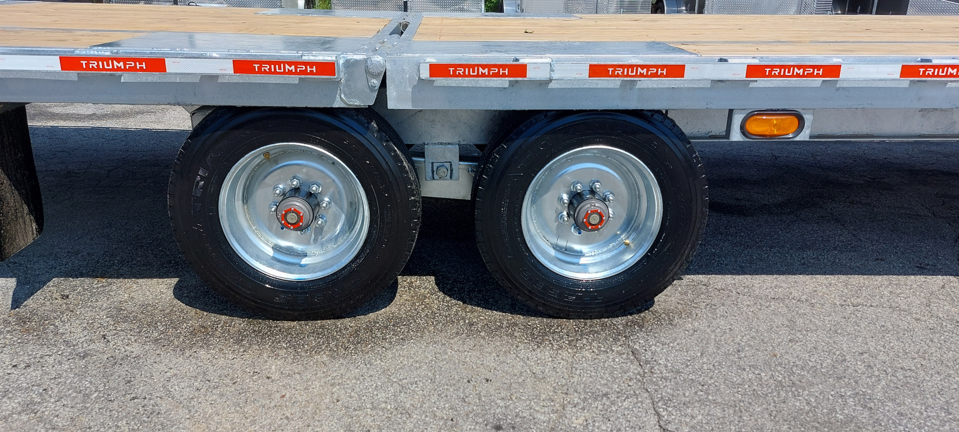 New 102 X 22 + 10 GALVANIZED EQUIPMENT TRLR PWR BEAVERTAIL 2026 TRIUMPH
