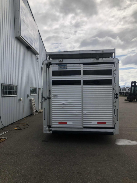 Used 2016 Merhow Trailer Living Quarter