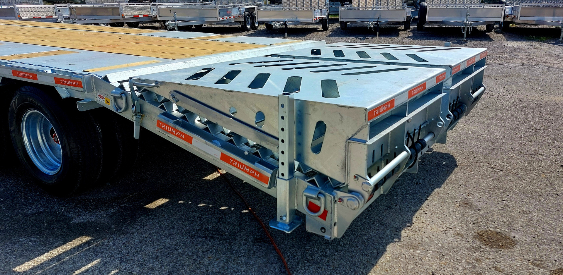 New 102x 20 + 5 GALVANIZED GOOSENECK DECKOVER EQUIMPMENT TRAILER 2026 TRIUMPH