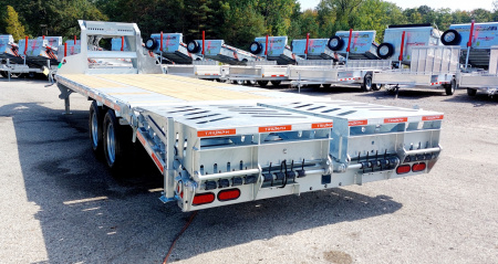 New 102x 20 + 5 GALVANIZED GOOSENECK DECKOVER EQUIMPMENT TRAILER 2026 TRIUMPH