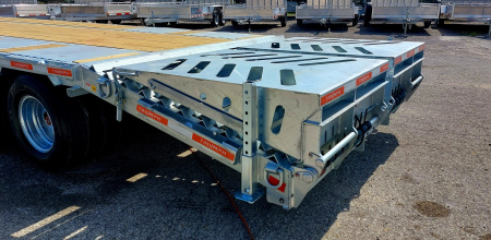 New 102x 20 + 5 GALVANIZED GOOSENECK DECKOVER EQUIMPMENT TRAILER 2026 TRIUMPH