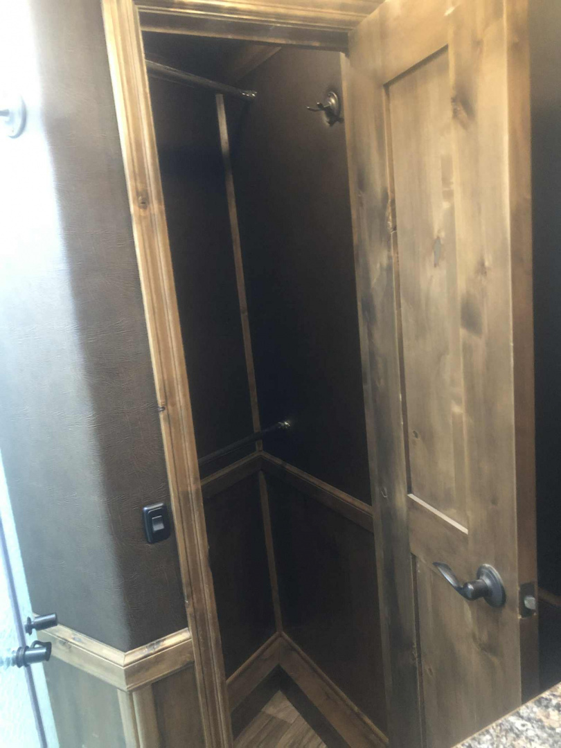 Used 2020 Elite Trailers 8413 Sideload Horse Trailer