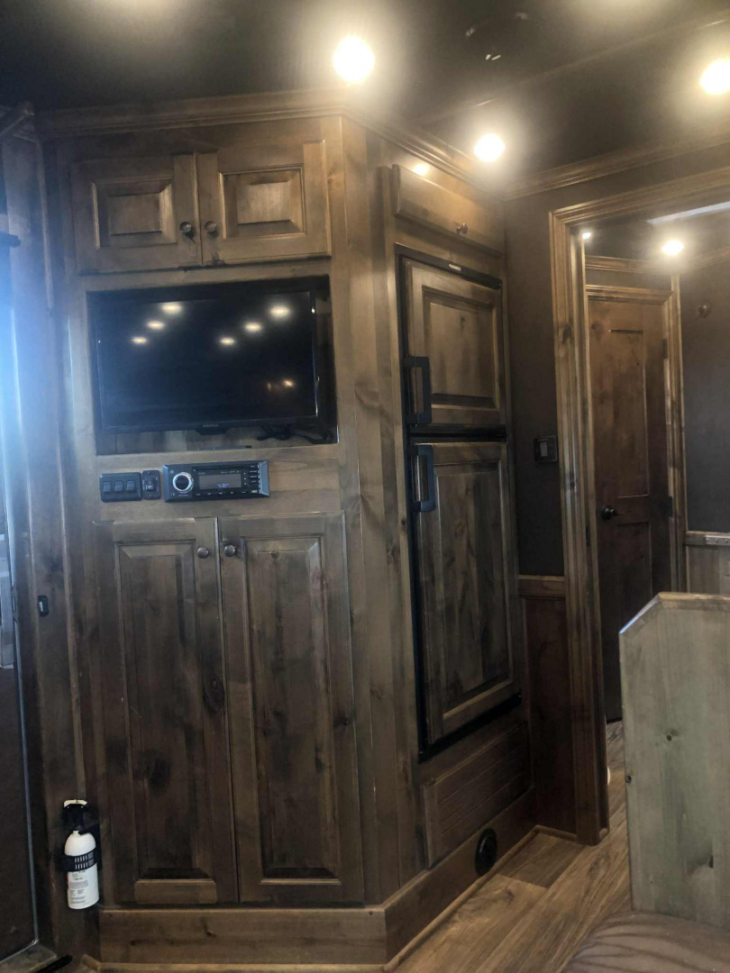 Used 2020 Elite Trailers 8413 Sideload Horse Trailer