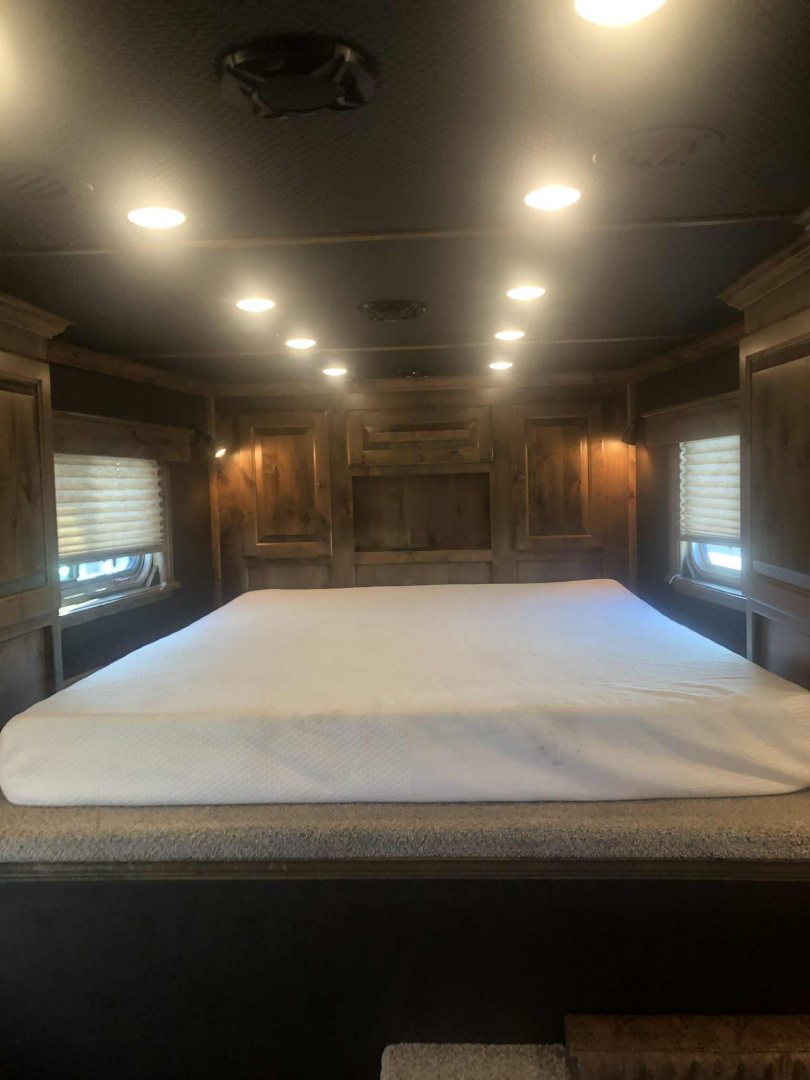 Used 2020 Elite Trailers 8413 Sideload Horse Trailer