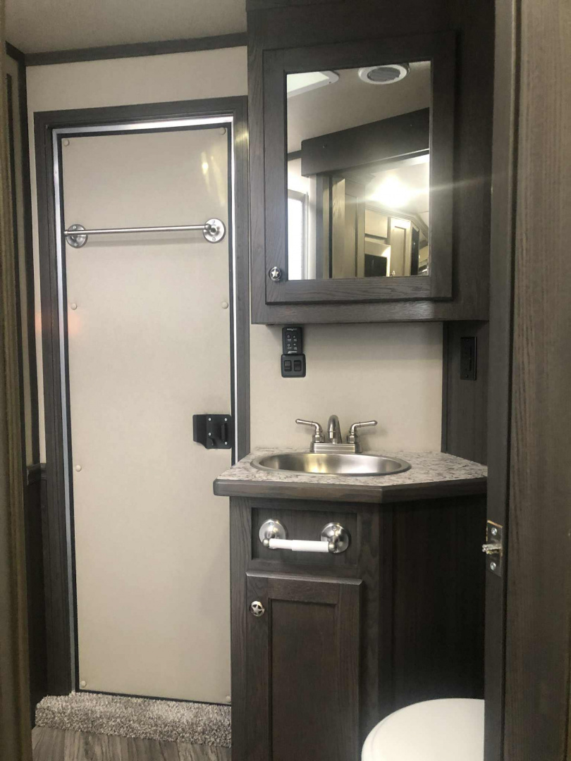 New 2026 Merhow 4H 16'SW Living Quarter