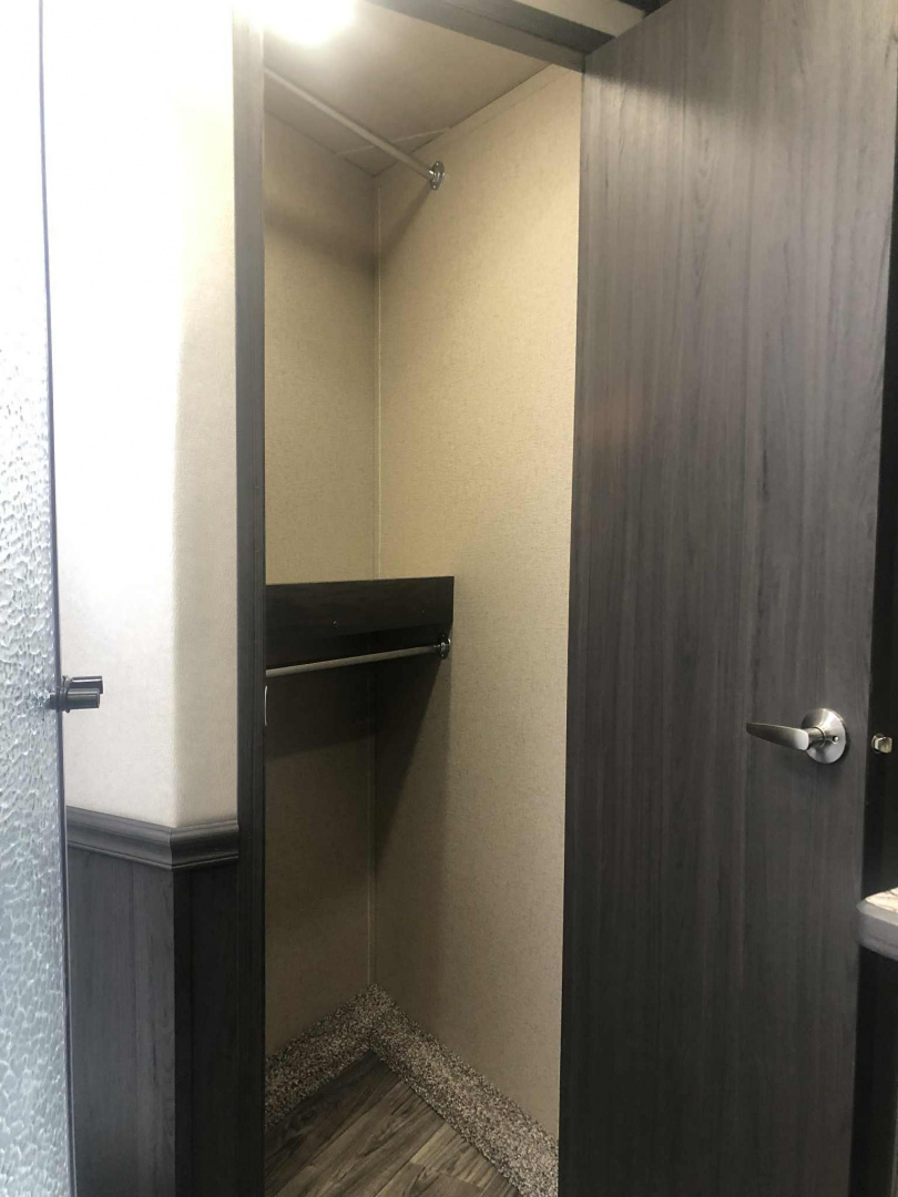 New 2026 Merhow 4H 16'SW Living Quarter