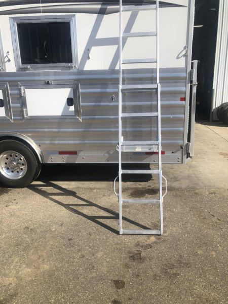 New 2026 Merhow 4H 16'SW Living Quarter