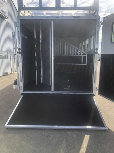 New 2026 Merhow 4H 16'SW Living Quarter