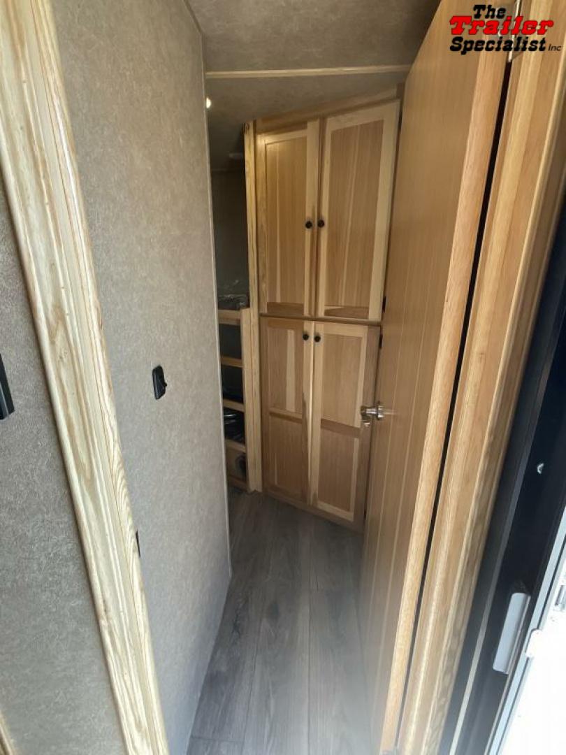 New 2024 Lakota CHARGER 4H GN LQ Horse Trailer