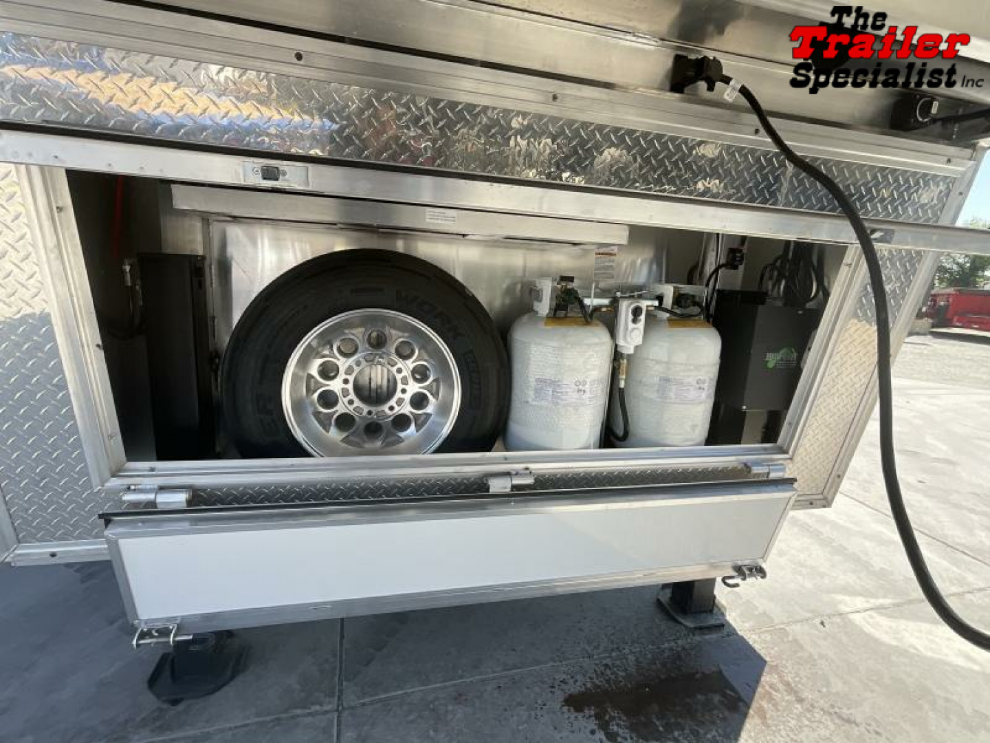 New 2024 Lakota CHARGER 4H GN LQ Horse Trailer