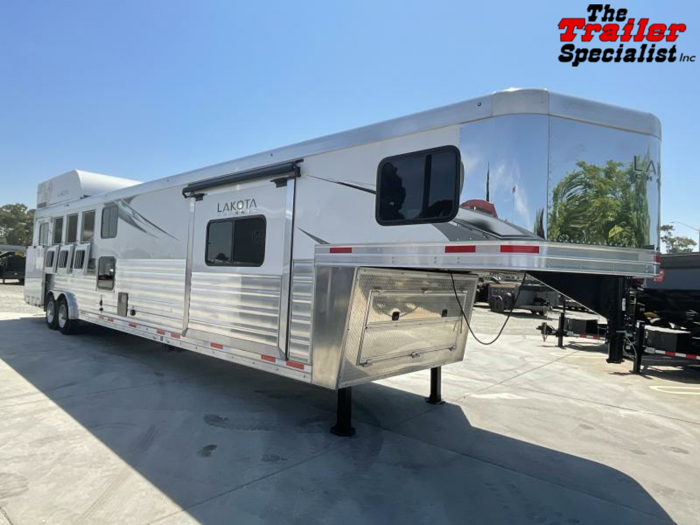 New 2024 Lakota CHARGER 4H GN LQ Horse Trailer